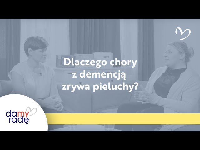 stara osoba zrywa pieluchy