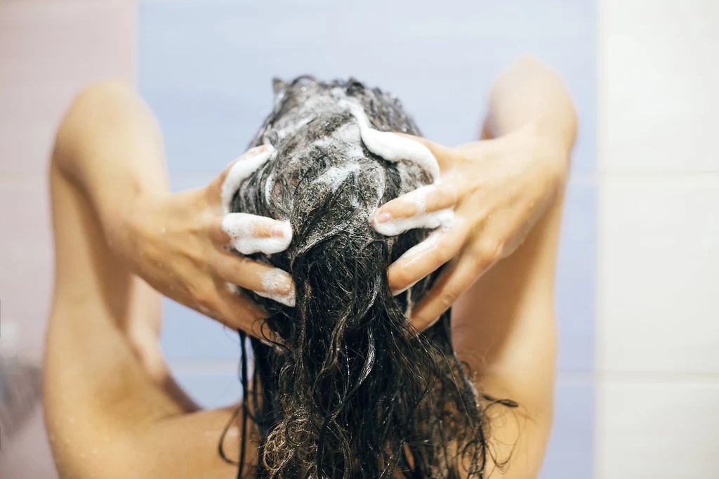 szampon przeciwłupieżowy wypłukuje farbę