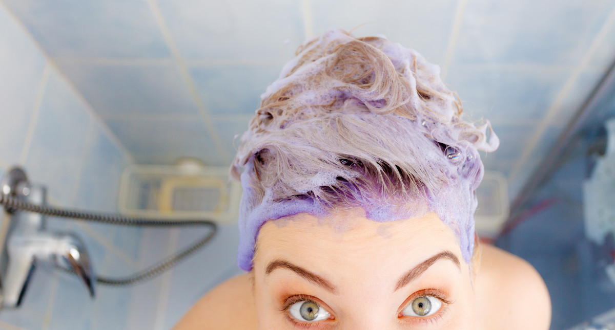 niebieski szampon różnica na naturslnych włosach
