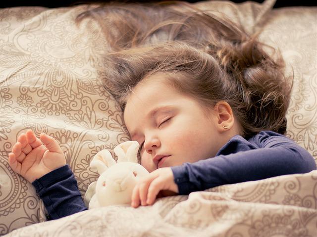 jak oduczyć dziecko sikania w nocy w pieluchy