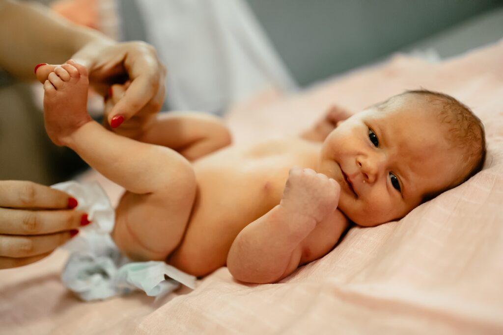 jak zmienić pieluchomajtki noworodkowi