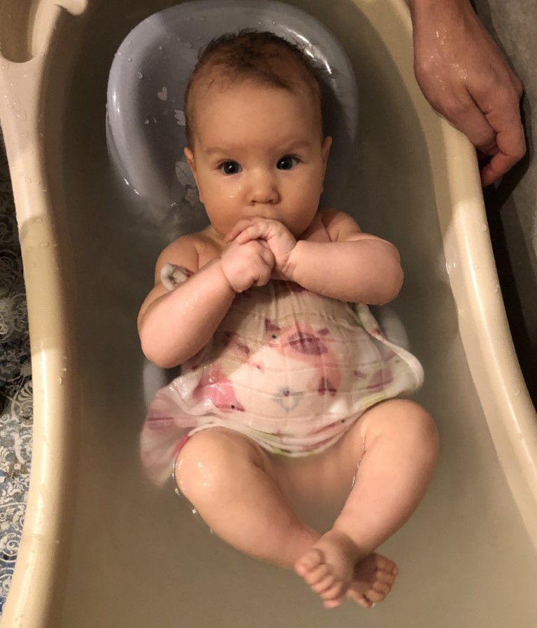 noworodek owinięty w pieluchy po kąpieli